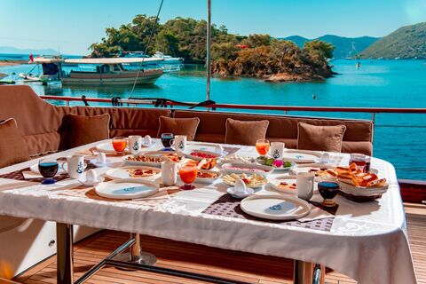 Das türkische Frühstückserlebnis auf einer Charteryacht